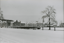 863535 Gezicht over de besneeuwde Catharijnesingel te Utrecht, op de Molenbrug over de Stadsbuitengracht bij het Paardenveld.